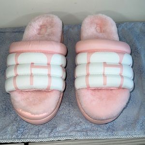NWOT Women’s Furry UGG Maxi Slide Logo Sandal Size 8, Pink Scallop